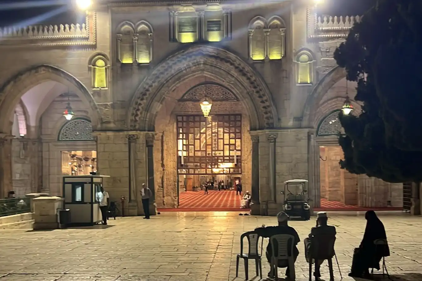 Esaret altındaki Mescid-i Aksa, yeniden ibadete açıldı Esaret altındaki Mescid-i Aksa, yeniden ibadete açıldı