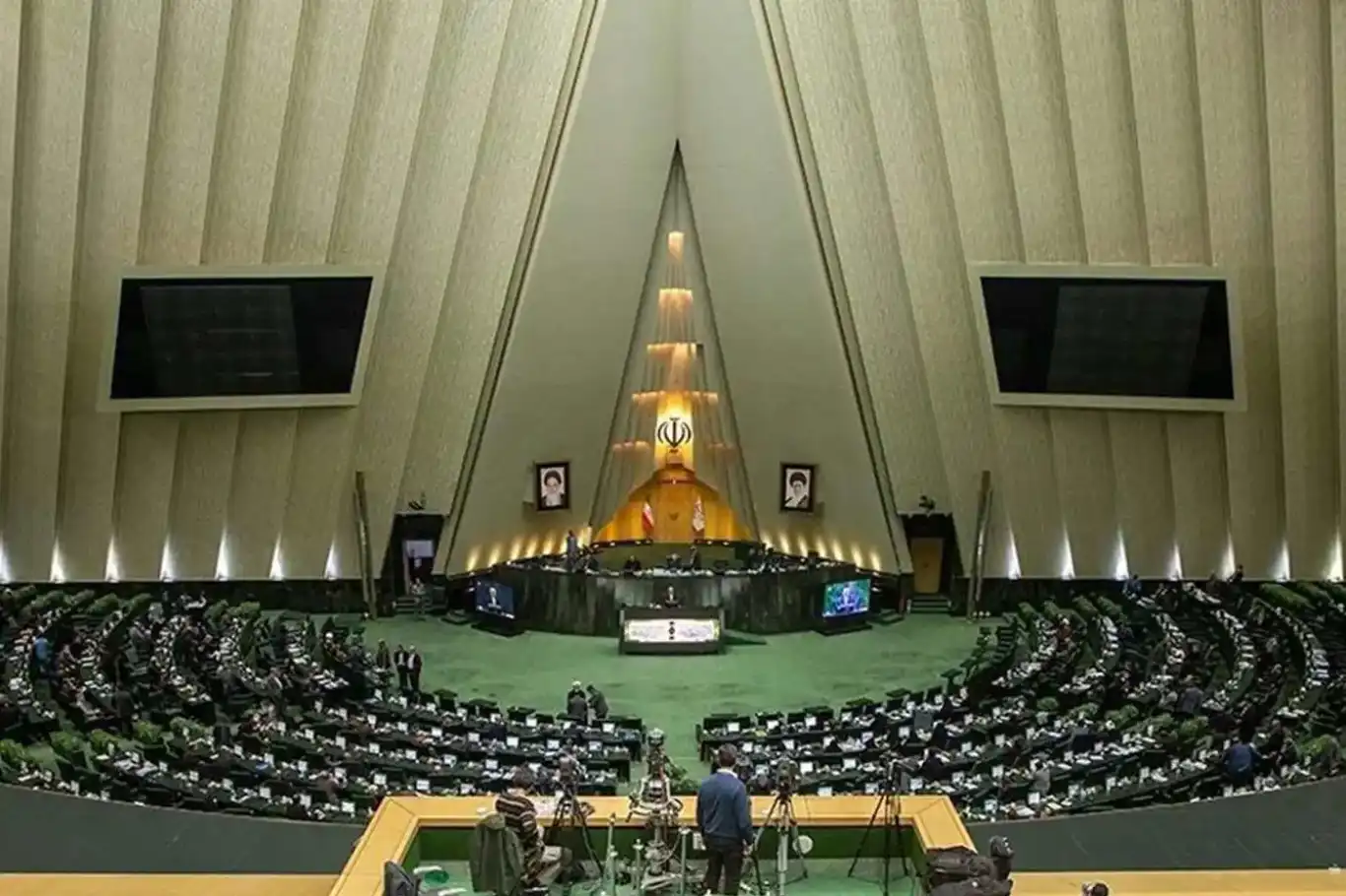 البرلمان الإيراني يقر تعليق التعاون مع الوكالة الدولية للطاقة الذرية البرلمان الإيراني يقر تعليق التعاون مع الوكالة الدولية للطاقة الذرية