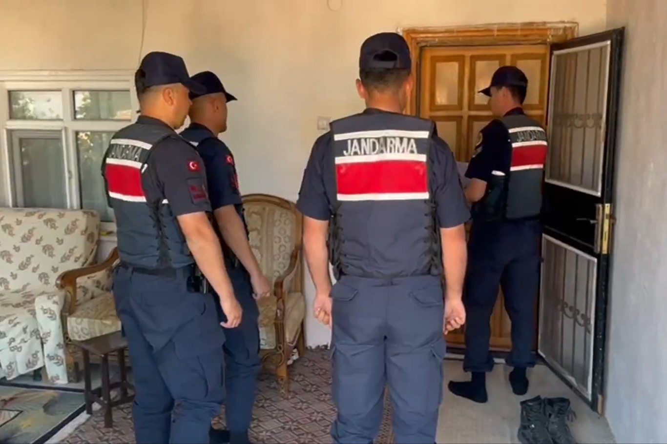 15 ilde bahis ve dolandırıcılık operasyonu: 98 gözaltı, 51 tutuklama 15 ilde bahis ve dolandırıcılık operasyonu: 98 gözaltı, 51 tutuklama