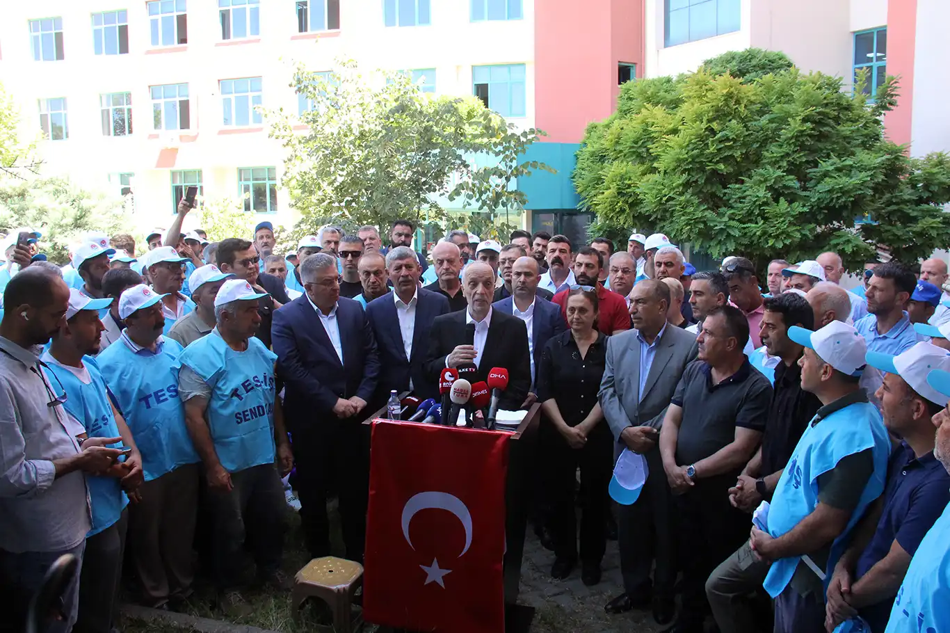 Türk-İş Başkanı Ergun Atalay: Devlet kamu işçisinin talebine makul ve mantıklı cevap vermiyor Türk-İş Başkanı Ergun Atalay: Devlet kamu işçisinin talebine makul ve mantıklı cevap vermiyor
