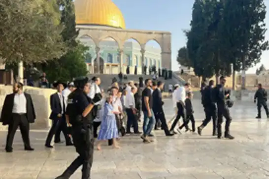سەهیۆنییەکانی داگیرکەر هەڵکوتانە سەر مزگەوتی ئەقسا