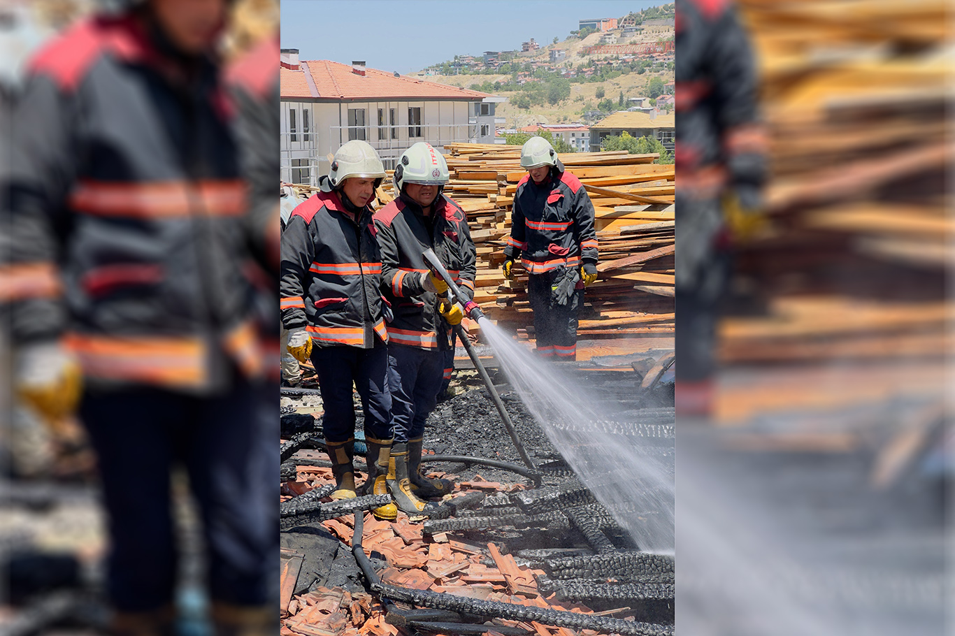 Okul binasının çatı sökümü esnasında yangın çıktı