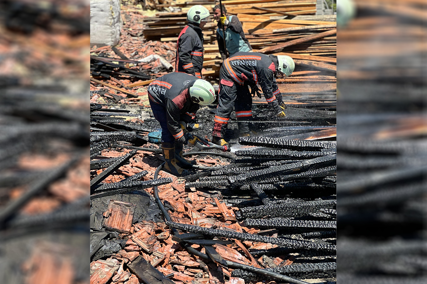 Okul binasının çatı sökümü esnasında yangın çıktı