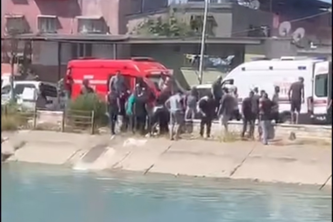 Yeğenini kurtarmak isterken kanalda boğularak hayatını kaybetti Yeğenini kurtarmak isterken kanalda boğularak hayatını kaybetti
