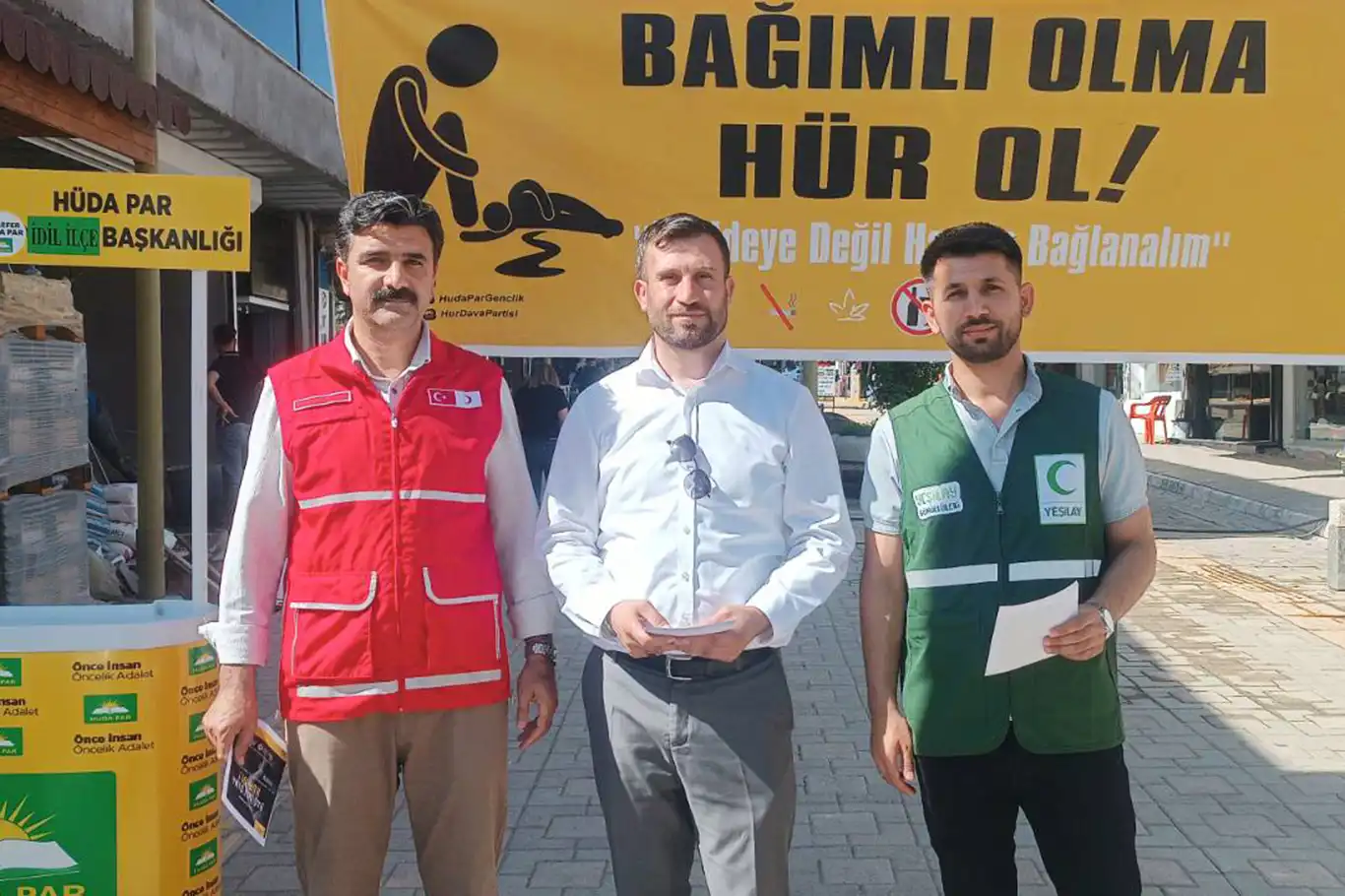 Hür Gençlik, İdil’de madde bağımlılığına karşı bilgilendirme standı açtı Hür Gençlik, İdil’de madde bağımlılığına karşı bilgilendirme standı açtı