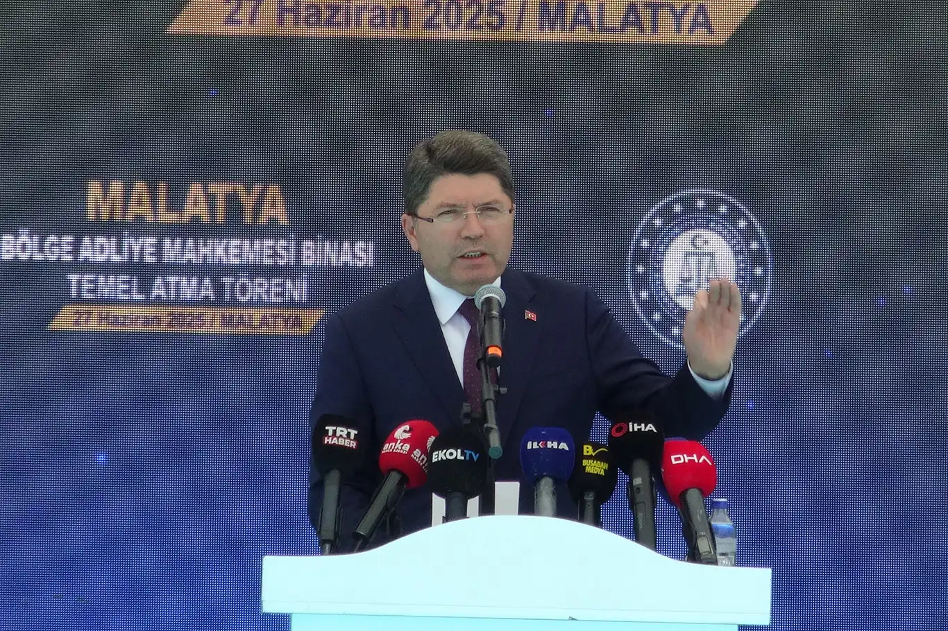 Adalet Bakanı Tunç: Darbecilerin yazdığı bir anayasayla hala yönetiliyoruz! Adalet Bakanı Tunç: Darbecilerin yazdığı bir anayasayla hala yönetiliyoruz!