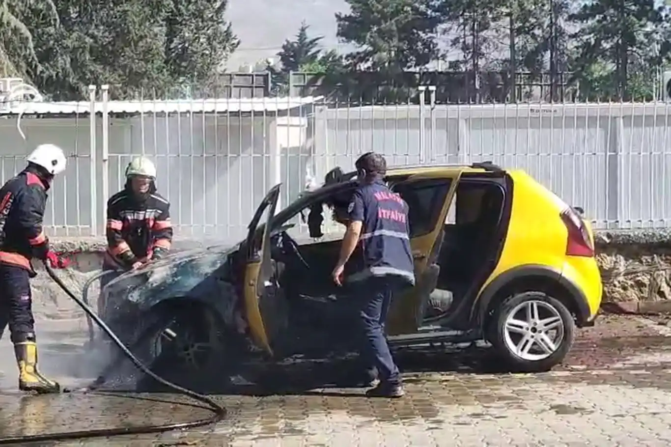Malatya'da seyir halindeki ticari taksi alev aldı Malatya'da seyir halindeki ticari taksi alev aldı