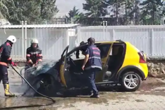 Malatya'da seyir halindeki ticari taksi alev aldı