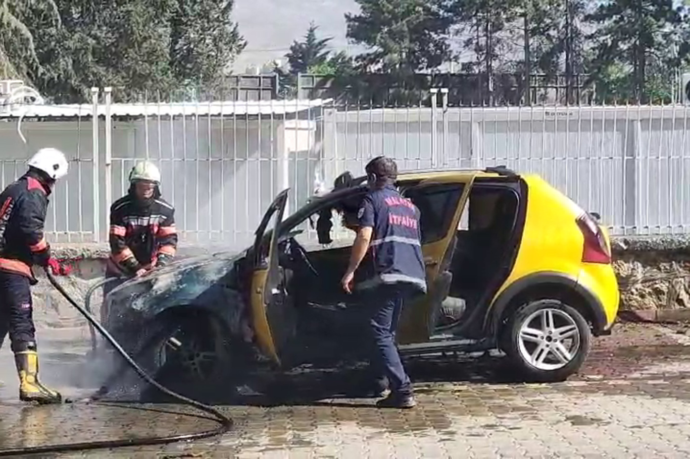 Malatya'da seyir halindeki ticari taksi alev aldı Malatya'da seyir halindeki ticari taksi alev aldı
