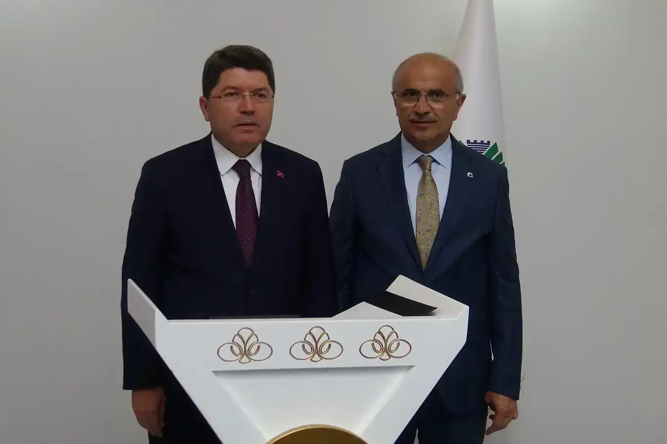 وزير العدل التركي: ما زلنا نُحكم بدستور كُتب بأيدي الانقلابيين! وزير العدل التركي: ما زلنا نُحكم بدستور كُتب بأيدي الانقلابيين!