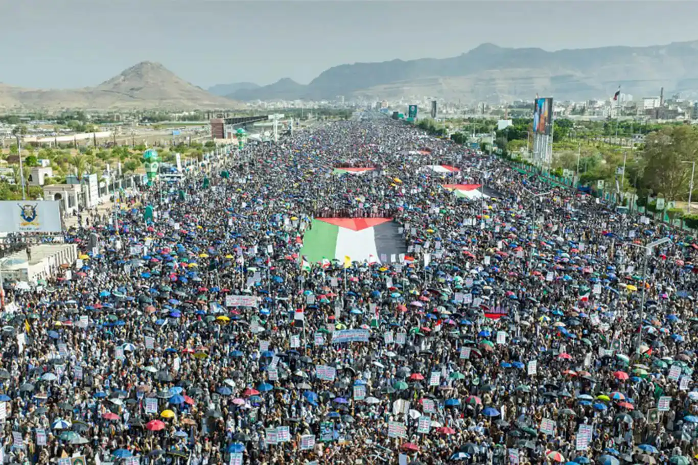 اليمن ينتفض بالملايين: تحية لإيران ودعم لا يتزعزع لغزة والمقاومة اليمن ينتفض بالملايين: تحية لإيران ودعم لا يتزعزع لغزة والمقاومة
