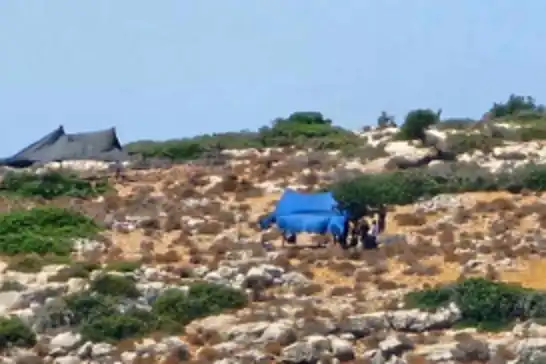 Nablus'ta arazilere çadır kuran Yahudi çeteler "Filistin'de Gelecek Yok" yazılı pankartlar astı