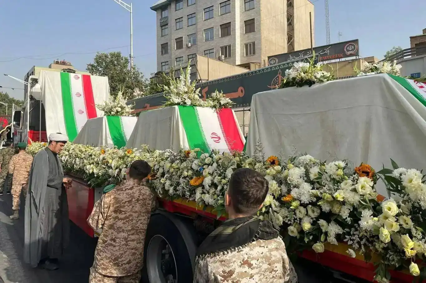 Berpirsên Îranê ku di êrîşên rejîma sîyonîst de hatine qetilkirin têne oxirkirin Berpirsên Îranê ku di êrîşên rejîma sîyonîst de hatine qetilkirin têne oxirkirin