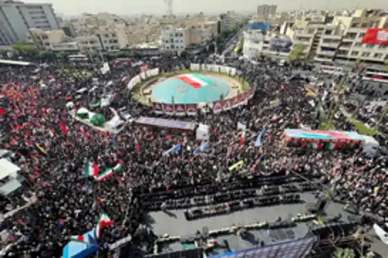 طهران تودّع 60 من قادتها وعلمائها في جنازة مهيبة