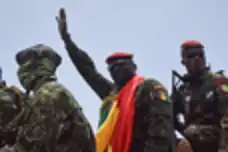 رئيس المجلس العسكري في غينيا يتسلّم مسوّدة الدستور الجديد وسط مقاطعة للمعارضة