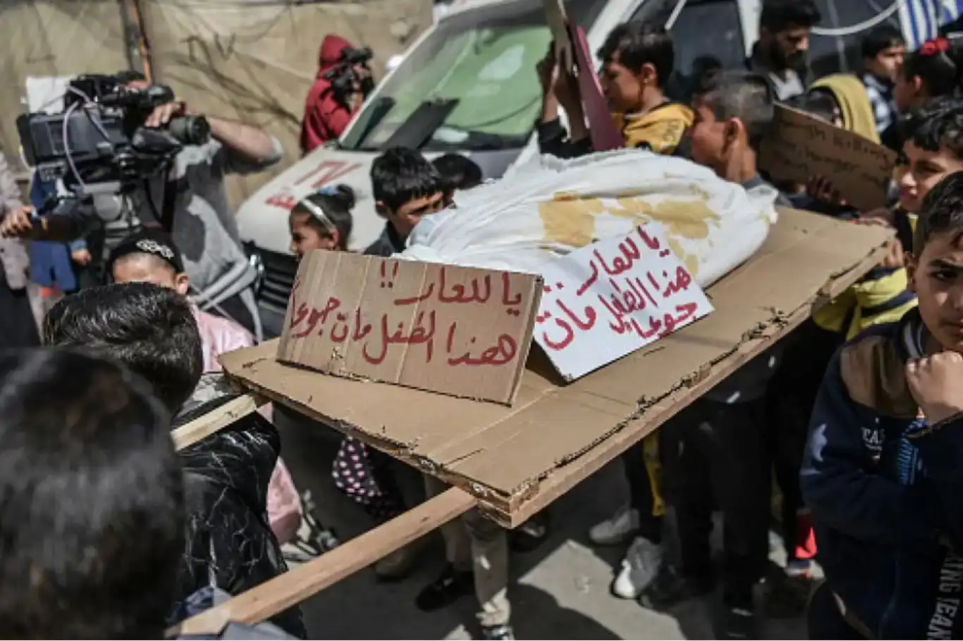 مدير صحة غزة يحذر: الجوع يفتك بالأطفال والأرقام في تصاعد مرعب مدير صحة غزة يحذر: الجوع يفتك بالأطفال والأرقام في تصاعد مرعب