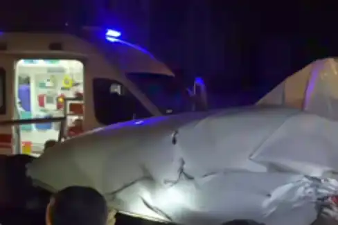 Minibüs saman yüklü traktör römorkuna çarptı: Sürücü ağır yaralandı