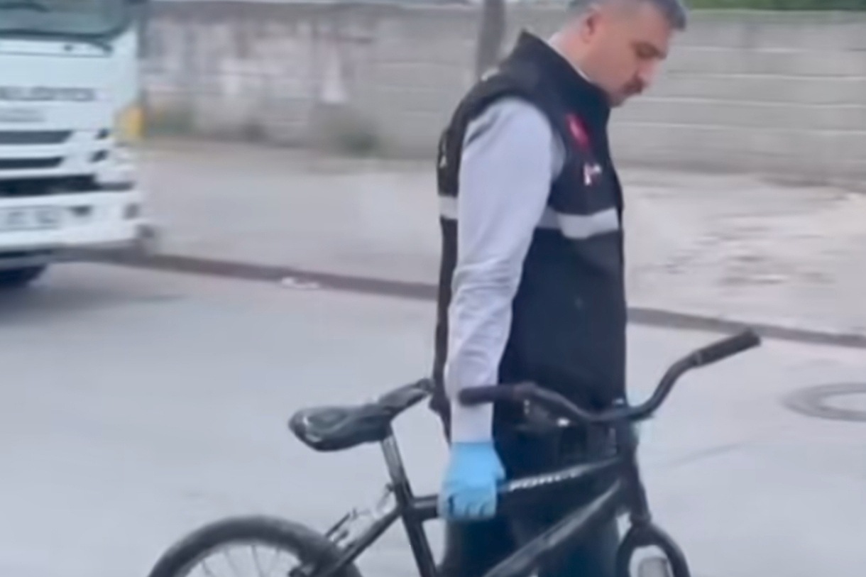 Kamyonetin çarptığı bisikletli çocuk hayatını kaybetti Kamyonetin çarptığı bisikletli çocuk hayatını kaybetti