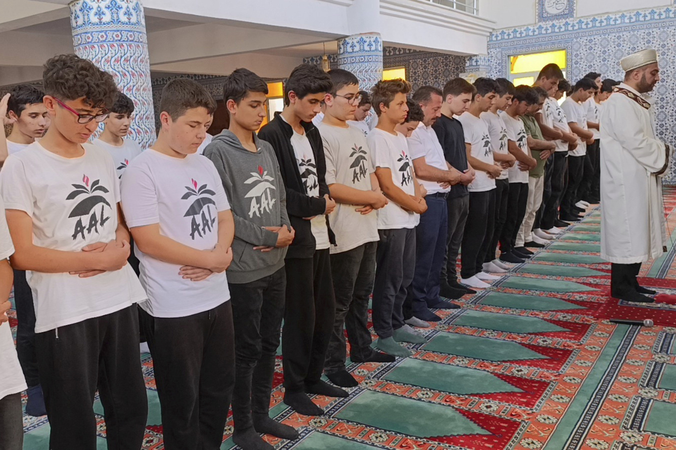 Mersin'de yüzlerce genç camilerde buluştu Mersin'de yüzlerce genç camilerde buluştu