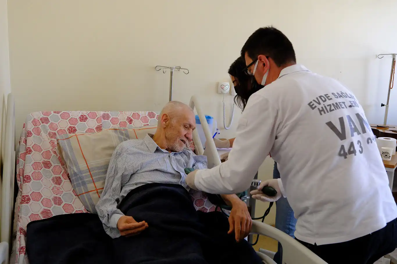 Van’da bayram öncesi huzurevi sakinlerine moral ve muayene Van’da bayram öncesi huzurevi sakinlerine moral ve muayene