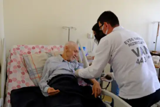 Van’da bayram öncesi huzurevi sakinlerine moral ve muayene