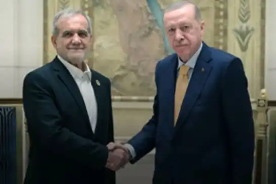 الرئيس أردوغان يجري اتصالًا هاتفيًا مع الرئيس الإيراني بزشكيان