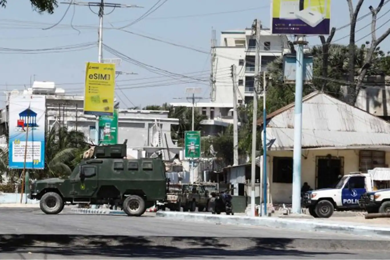 Mogadişu Uluslararası Havaalanı bölgesine havan topu atıldı Mogadişu Uluslararası Havaalanı bölgesine havan topu atıldı