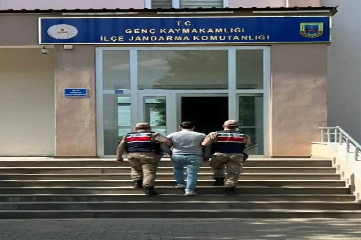 Bingöl’de aranan iki hükümlü yakalanarak cezaevine gönderildi Bingöl’de aranan iki hükümlü yakalanarak cezaevine gönderildi