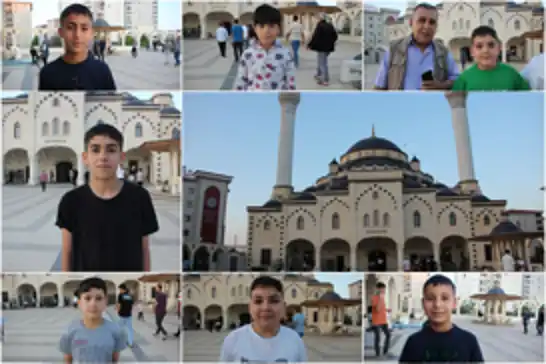 Bayram namazı için camiye gelen çocuklar: Gazze için dua edeceğiz