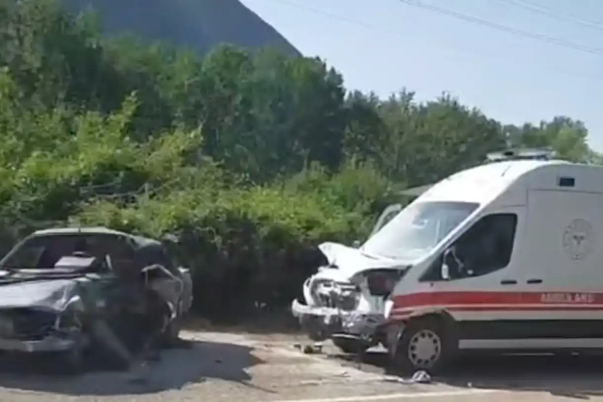Ambulans ile otomobil çarpıştı: 1 ölü, 1 yaralı Ambulans ile otomobil çarpıştı: 1 ölü, 1 yaralı
