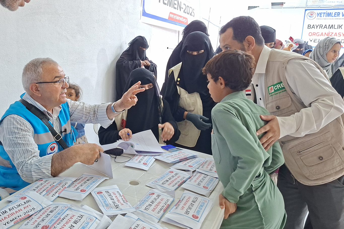 Yetimler Vakfı Yemen'de yüzlerce yetimi giydirdi