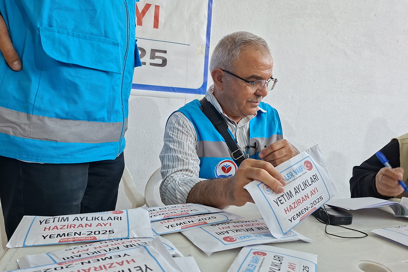 Yetimler Vakfı Yemen'de yüzlerce yetimi giydirdi