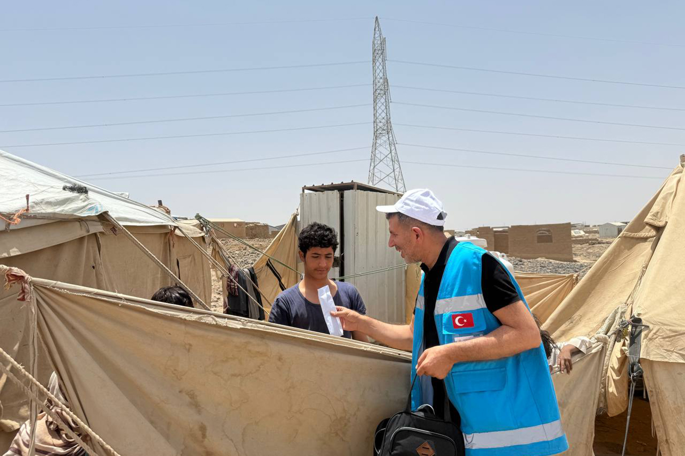 Yetimler Vakfı Yemen'de yüzlerce yetimi giydirdi