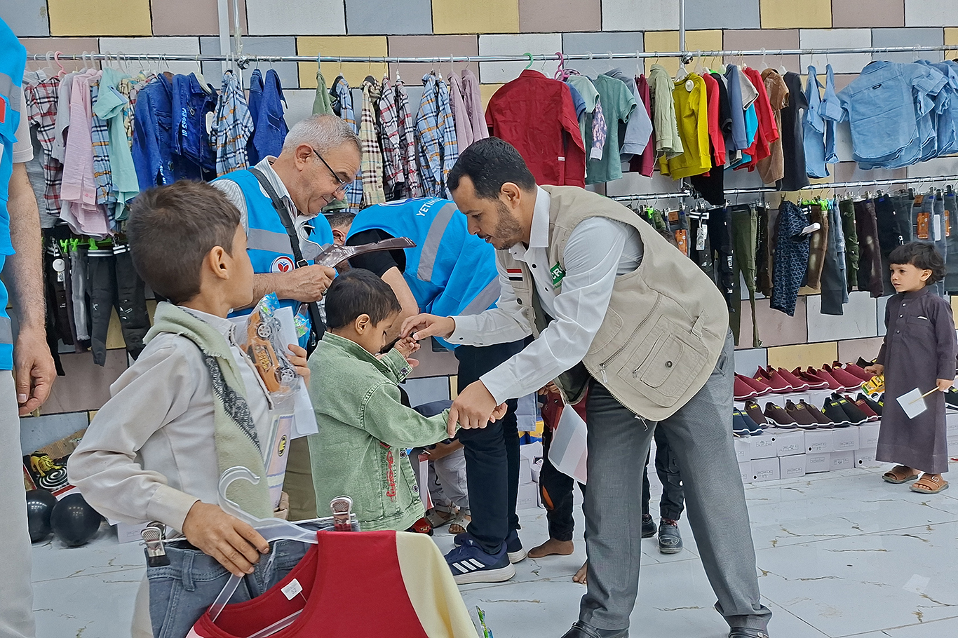 Yetimler Vakfı Yemen'de yüzlerce yetimi giydirdi