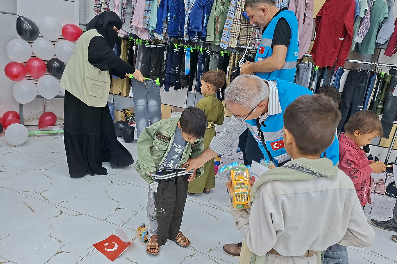 Yetimler Vakfı Yemen'de yüzlerce yetimi giydirdi