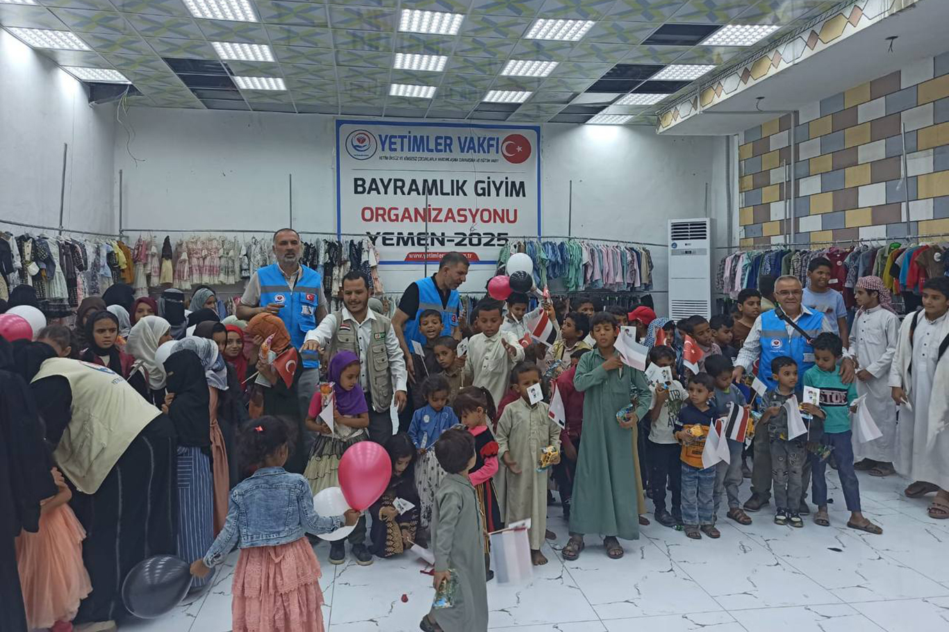 Yetimler Vakfı Yemen'de yüzlerce yetimi giydirdi