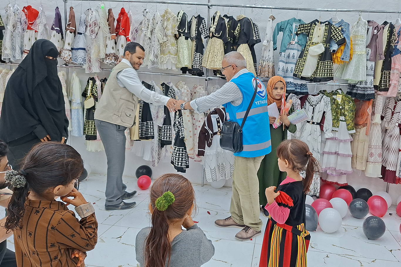 Yetimler Vakfı Yemen'de yüzlerce yetimi giydirdi