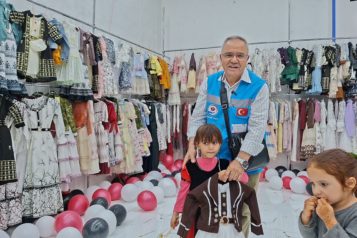 Yetimler Vakfı Yemen'de yüzlerce yetimi giydirdi