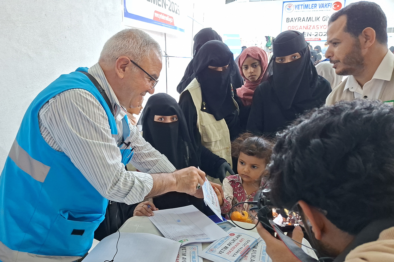 Yetimler Vakfı Yemen'de yüzlerce yetimi giydirdi