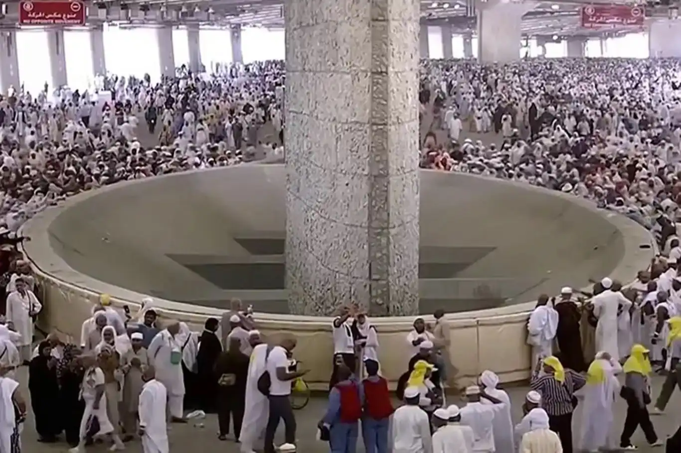 1.7 مليون حاج يرمون جمرة العقبة في أول أيام عيد الأضحى 1.7 مليون حاج يرمون جمرة العقبة في أول أيام عيد الأضحى