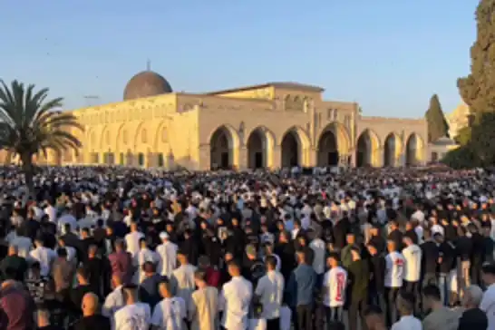 عشرات الآلاف يؤدّون صلاة العيد في المسجد الأقصى رغم القيود