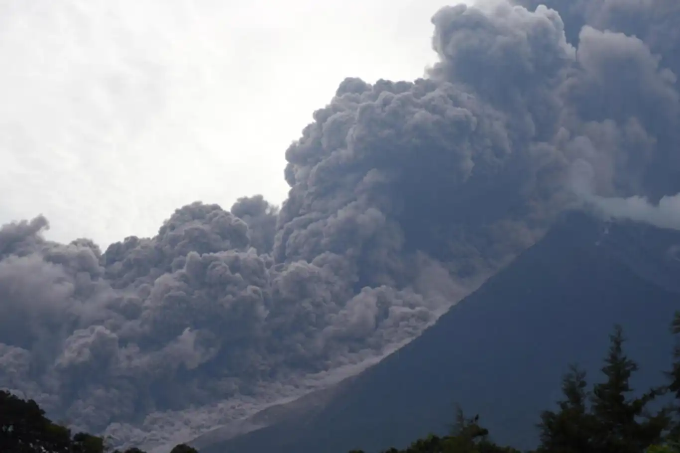 Guatemala'daki Fuego Yanardağı'nda patlama