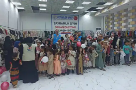 وقف الأيتام يرسم البسمة في وجوه مئات الأطفال في اليمن بالملابس والعيديات