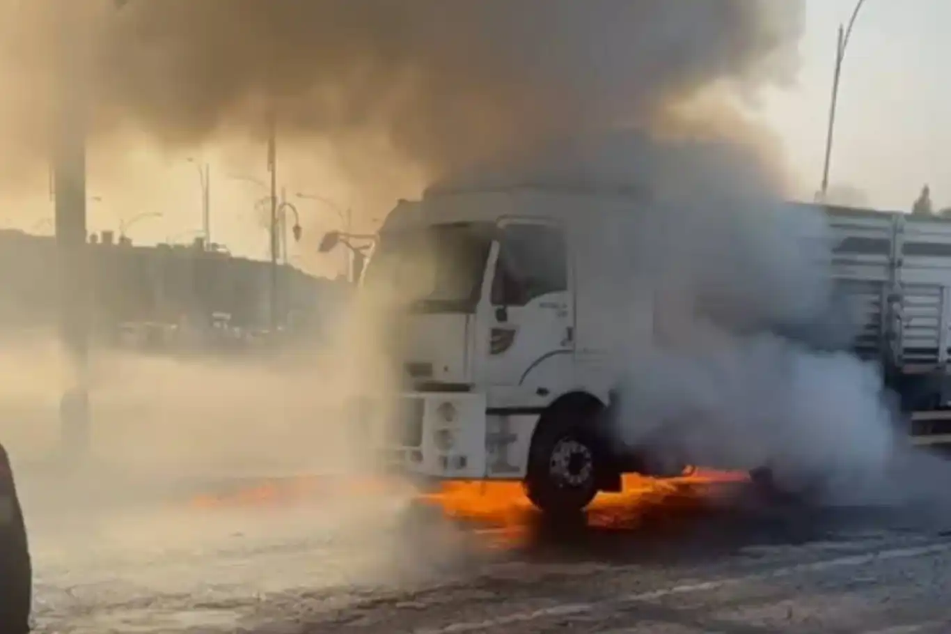 Balata yangını sonucu çekici kullanılamaz hale geldi Balata yangını sonucu çekici kullanılamaz hale geldi
