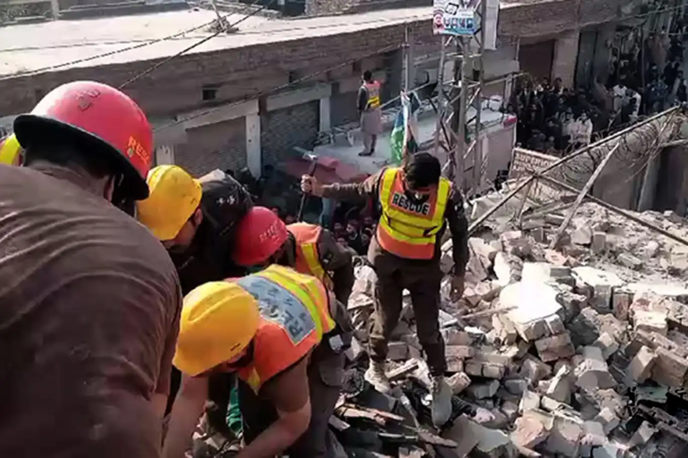 Tüp patlayan evin çatısı çöktü: 6 ölü, 2 yaralı Tüp patlayan evin çatısı çöktü: 6 ölü, 2 yaralı