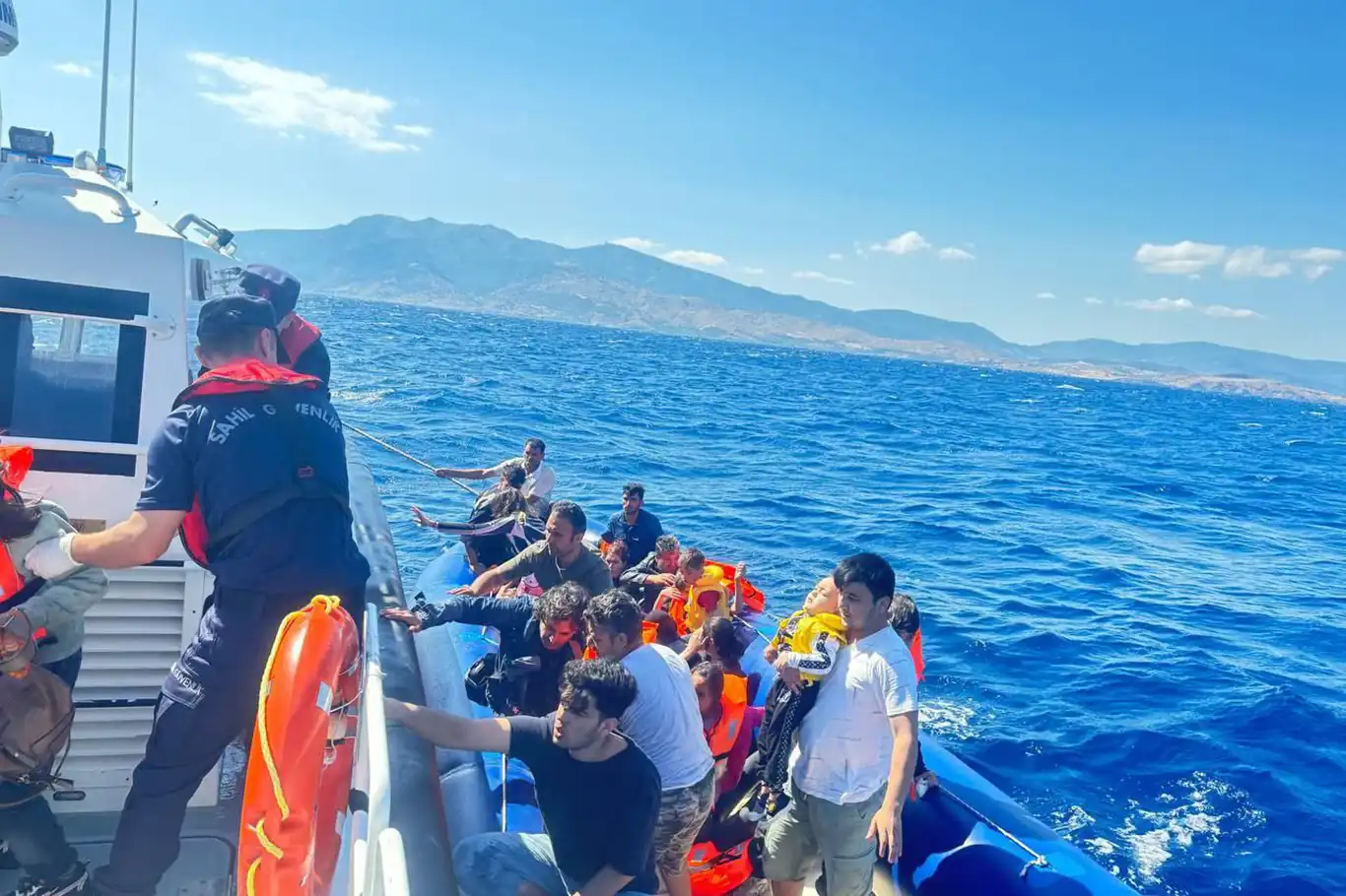 Çanakkale açıklarında 18 düzensiz göçmen yakalandı Çanakkale açıklarında 18 düzensiz göçmen yakalandı