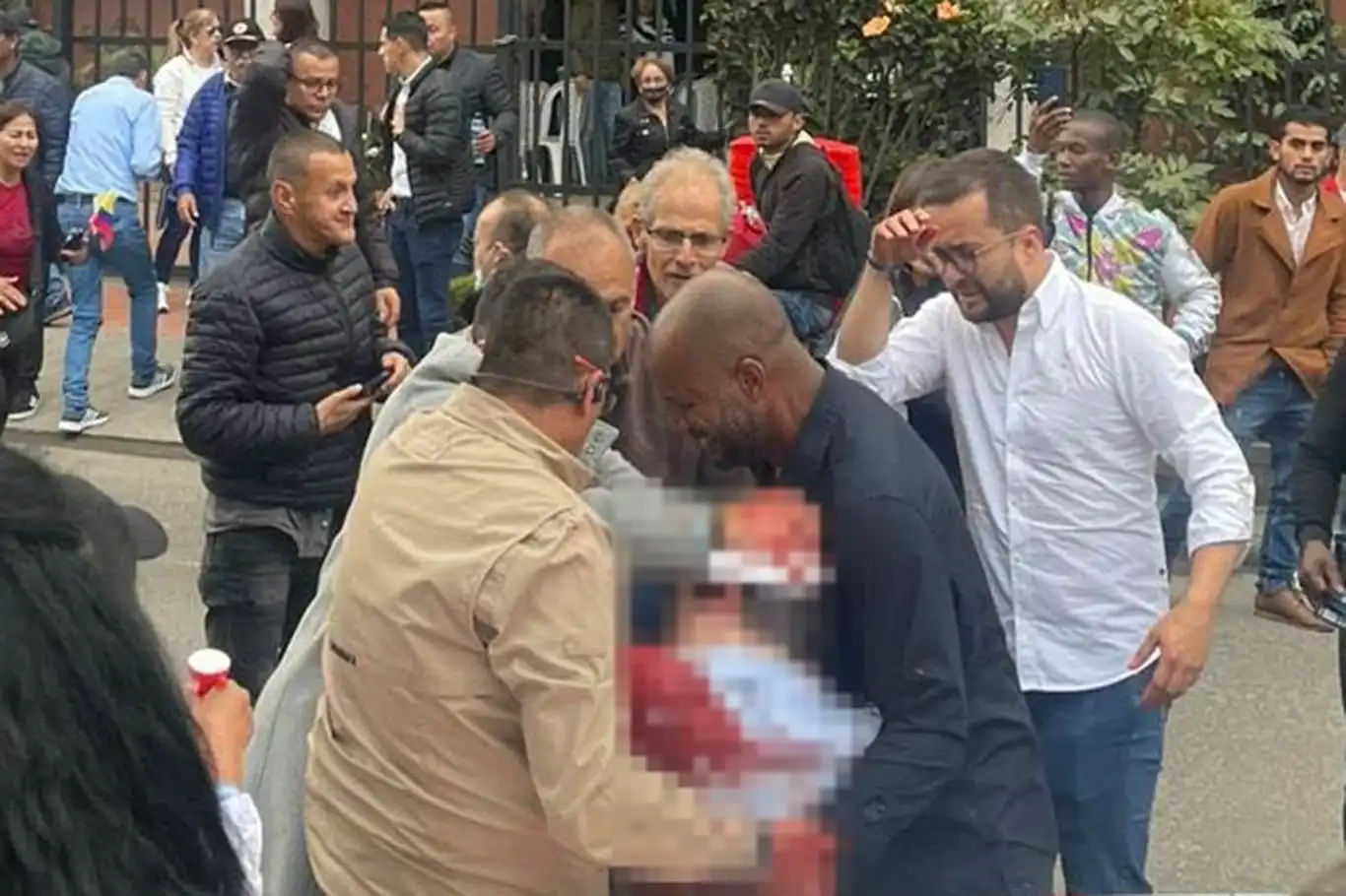 Bogota'da başkan adayı Miguel Uribe'ye seçim mitinginde silahlı saldırı Bogota'da başkan adayı Miguel Uribe'ye seçim mitinginde silahlı saldırı