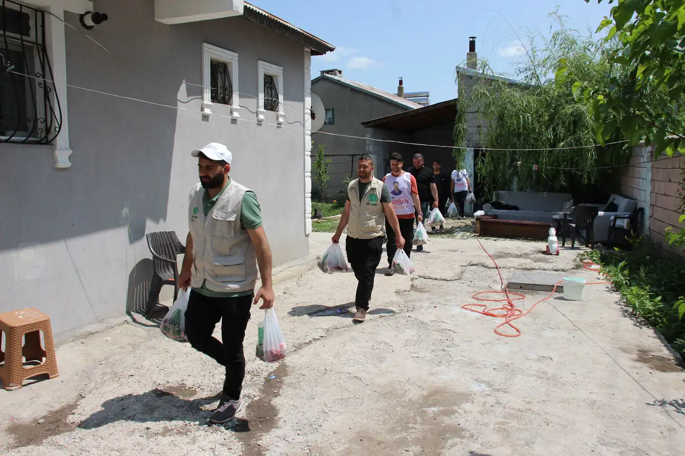 Umut Kervanı Ağrı Derneği yüzlerce aileye kurban eti dağıtımı gerçekleştirdi Umut Kervanı Ağrı Derneği yüzlerce aileye kurban eti dağıtımı gerçekleştirdi