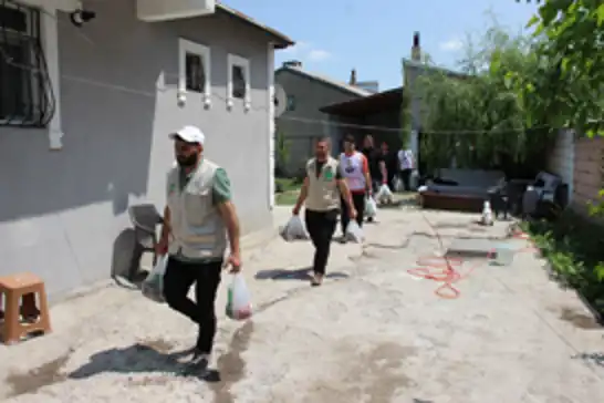 Umut Kervanı Ağrı Derneği yüzlerce aileye kurban eti dağıtımı gerçekleştirdi