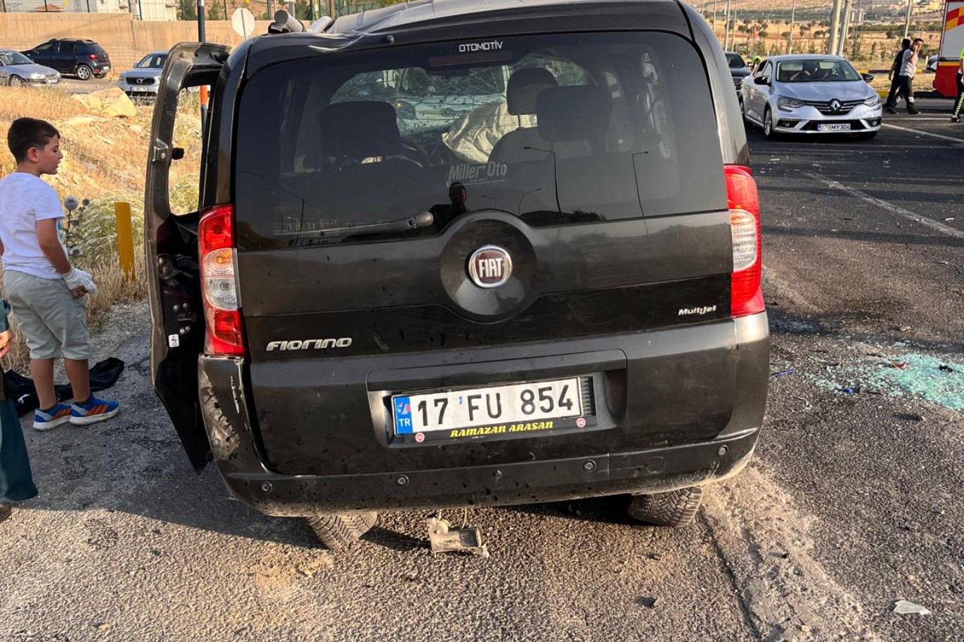 Mardin’de cip ile hafif ticari araç çarpıştı: Biri ağır 9  yaralı